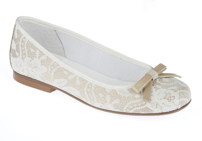 ZAPATO DE NIÑA COMUNIÓN ENCAJE CRUDO y LAZO DORADO