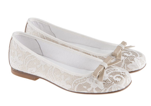 ZAPATO DE NIÑA COMUNIÓN ENCAJE CRUDO y LAZO DORADO - Imagen 2