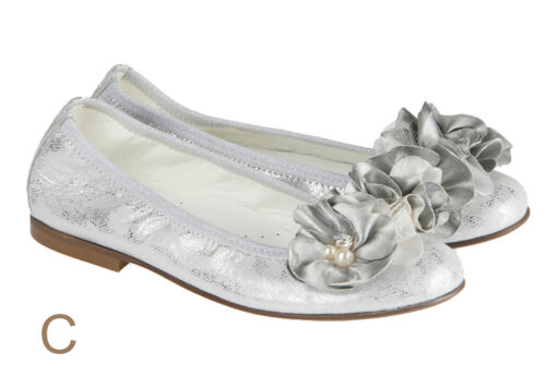 ZAPATO DE NIÑA COMUNIÓN PIEL PLATA Y ADORNO FLORAL - Imagen 2