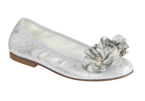 ZAPATO DE NIÑA COMUNIÓN PIEL PLATA Y ADORNO FLORAL