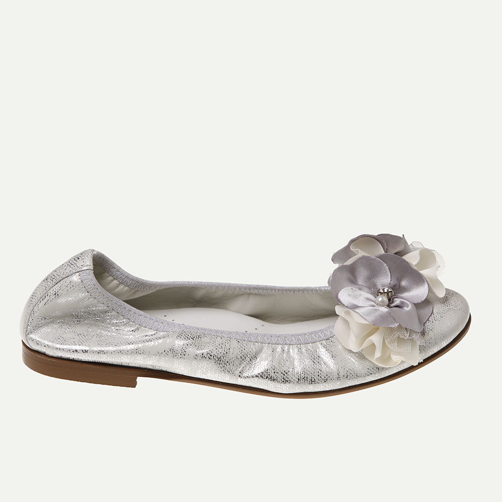 ZAPATO DE NIÑA COMUNIÓN PIEL PLATA Y ADORNO FLORAL
