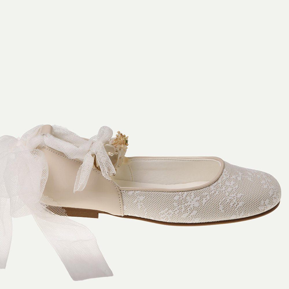 ZAPATO COMUNIÓN NIÑA CRUDO CON TUL Y FLORES